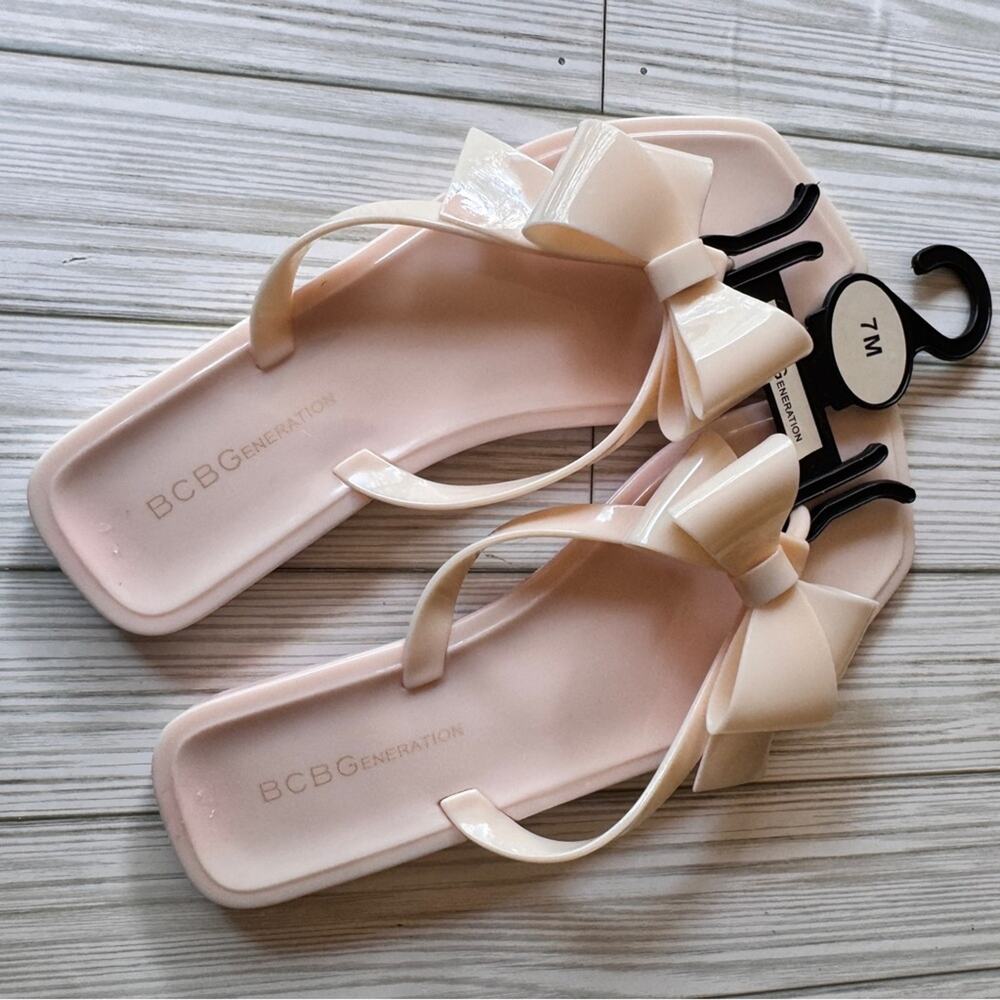 BCBGeneration Glossy  Bow Flat Sandals Sz 7 NWT
